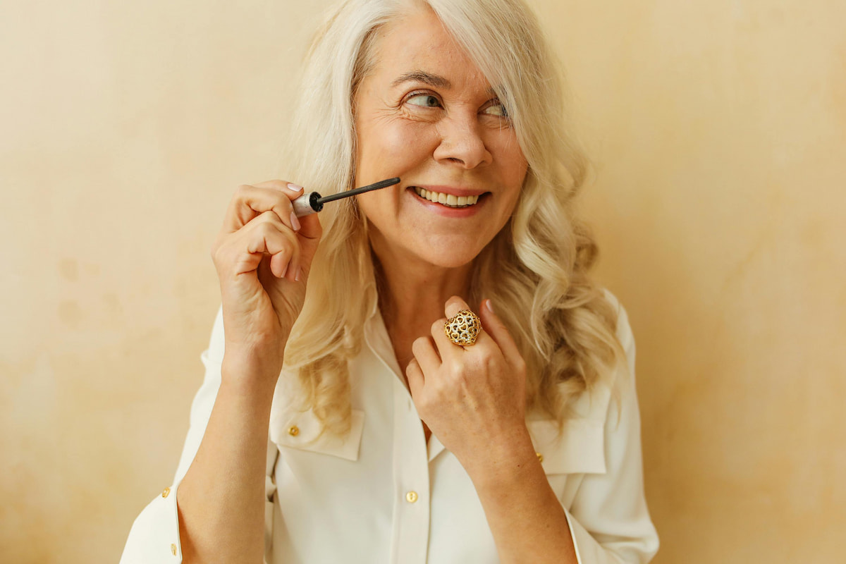 Mujer muestra su envejecimiento saludable y natural.